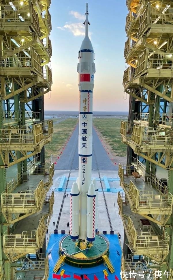 神舟十三号船箭组合体转运至发射区 计划