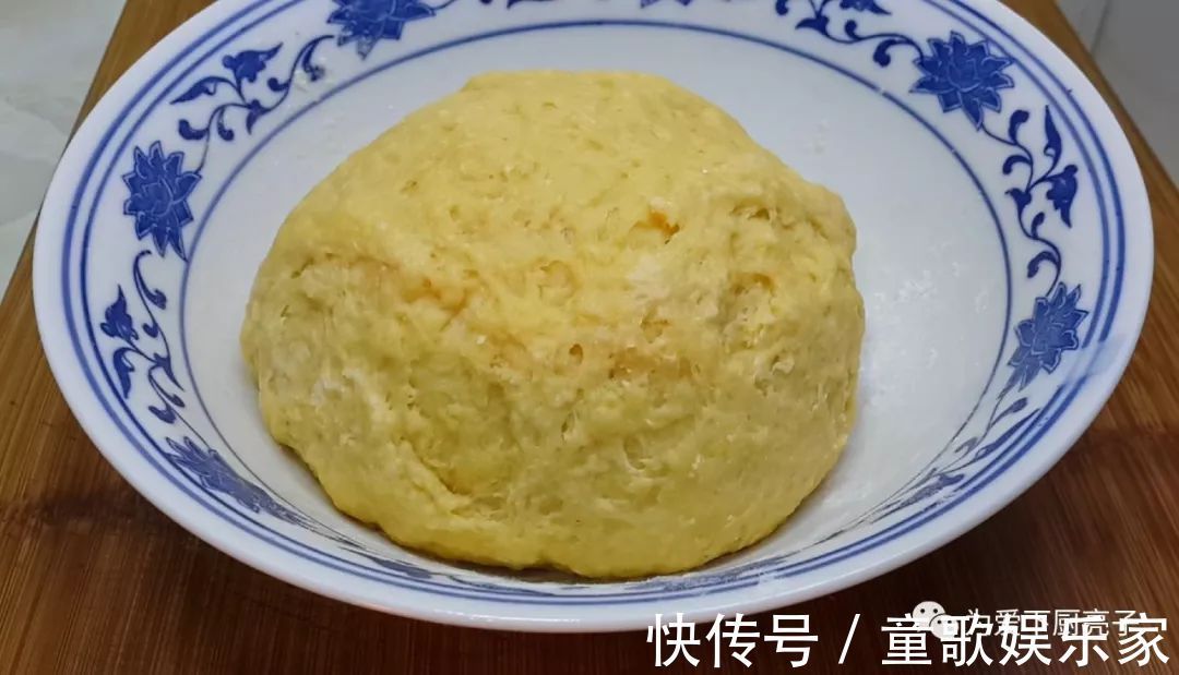 5个鸡蛋，1斤面粉，锅里一炒，做出创意小零食，比蛋糕好吃十倍