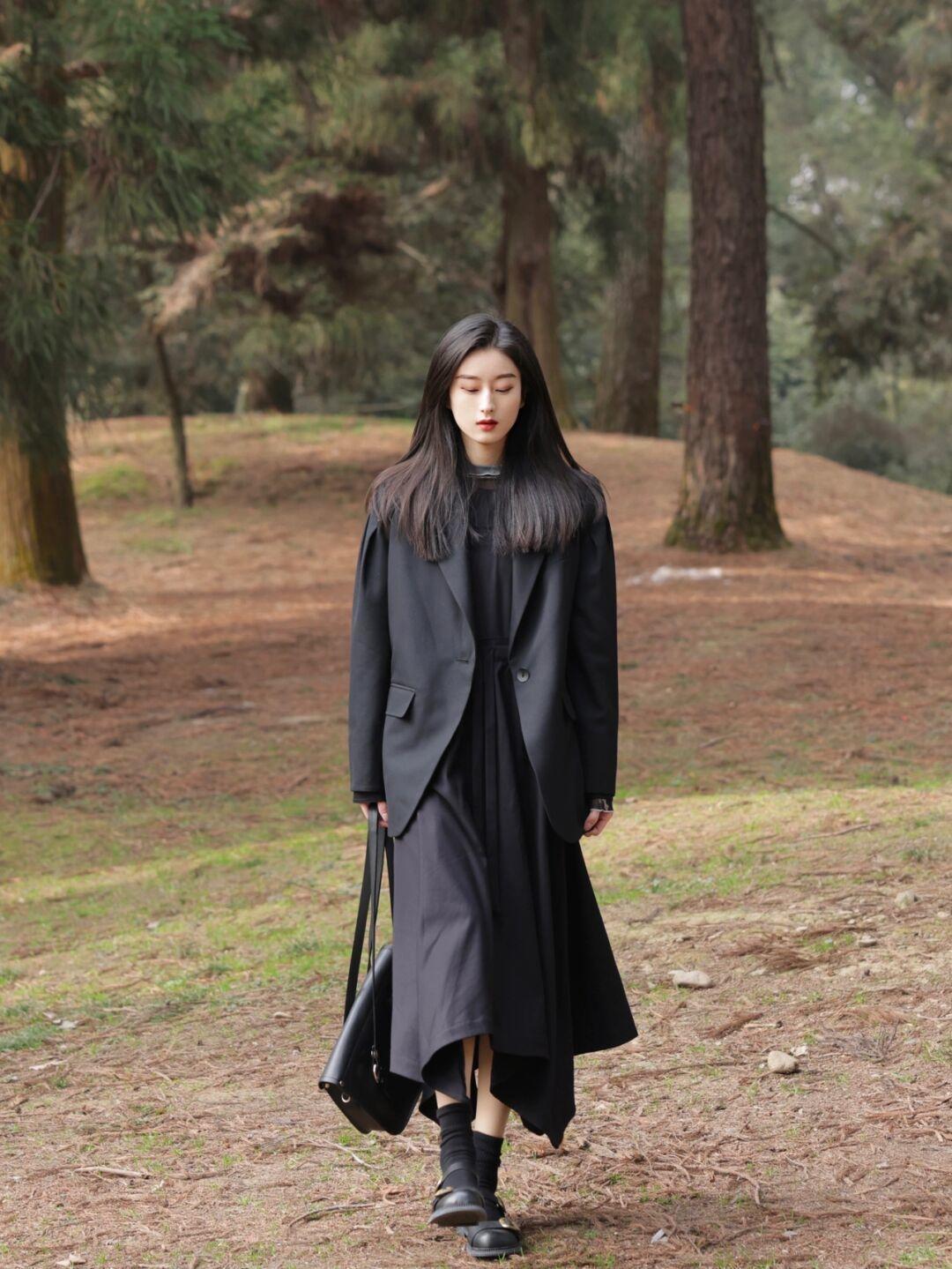 连衣裙 你的衣橱里绝对少不了“西装”,来看潮人的时尚造型,值得借鉴