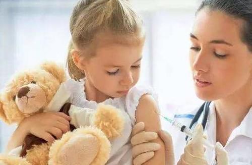 萱萱|2岁女儿打完预防针后,非要找医生“报仇”,爸爸忍不住笑翻了