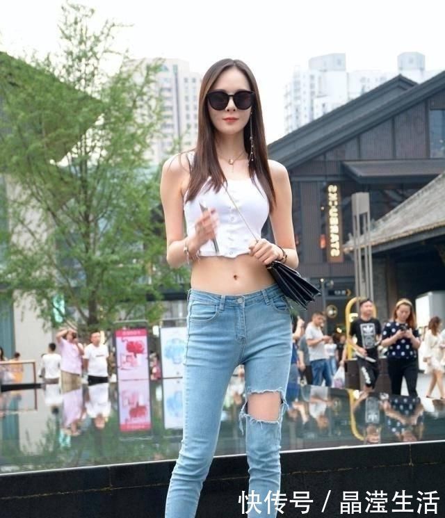 女人味|路人街拍,小姐姐配上烫染卷发的造型,更显娇媚女人味