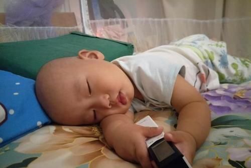 不舒服|宝宝睡觉总是踢被子?可能不是觉得热,三种“不舒服”父母早发现