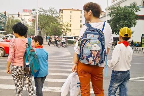 贫穷|“以后别穿成这样来接我了”，9岁女儿的话，刺痛了底层家庭的伤