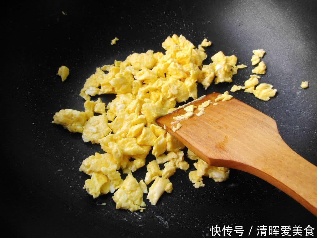 庞叔教你新式炒鸡蛋,根本吃不够,只需要在炒蛋时多一个步骤