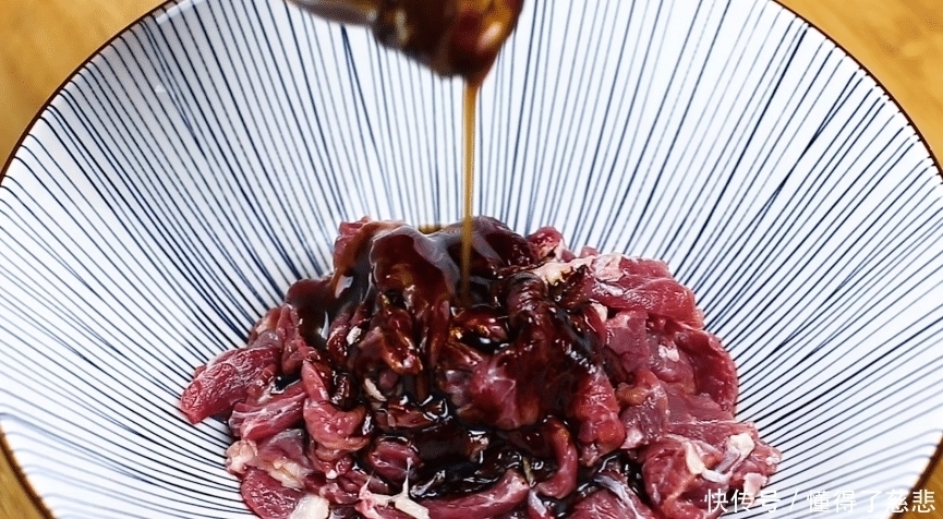 这才是“小炒牛肉”的正宗做法,大厨详细讲解,牛肉鲜嫩不出水