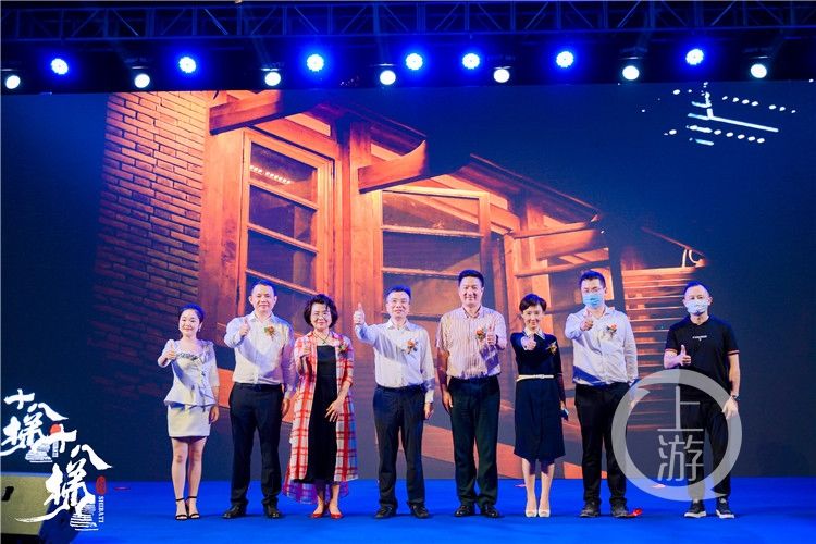 母城|以光绘山城！十八梯开启“夜景模式”