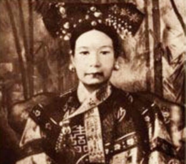 慈禧太后|这个女人的半月花销可买巡洋舰一艘，一年花销可买一支海军舰队
