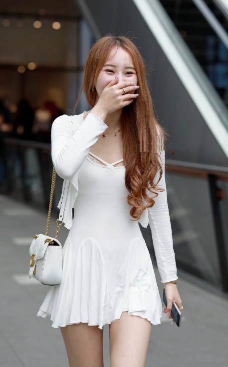 少妇|少妇穿上白色连衣裙配白色皮靴,尽显优雅女神范,妥妥的性感