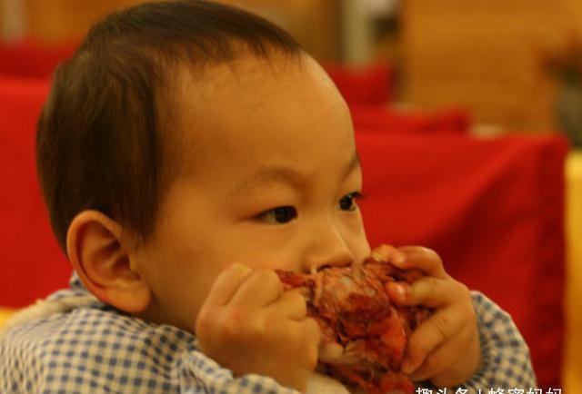 膨化食品|医生提醒这东西给娃吃一口，相当于吃了5个“塑料袋”，别喂了