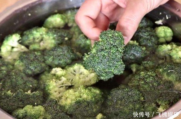 清洗西兰花时,别傻傻加盐,多加这样东西,脏东西自动跑出来