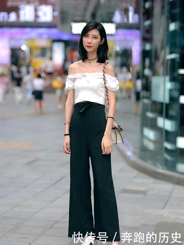 肩上|白色露肩上衣搭配高腰牛仔阔腿裤,时髦一整个夏天