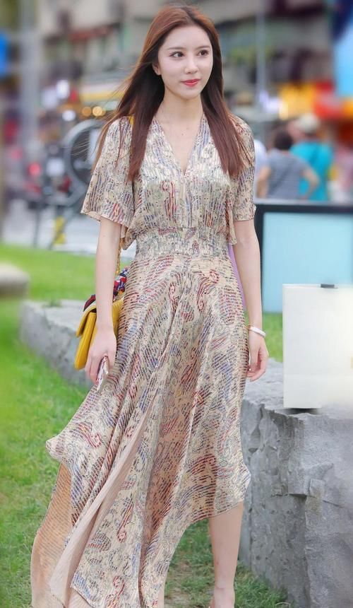 裙子好不好看先另说，关键这颜值也太高了，呈现完美身材