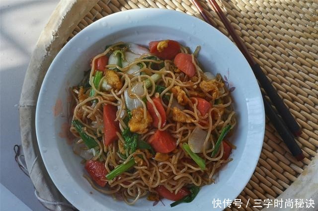 一碗炒面引发的讨论,以前这样吃很丰盛了,有肉有菜还扛饿
