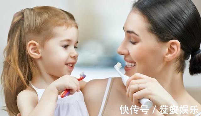 龋齿|4岁男孩牙齿几乎全黑6岁前,不要让孩子自己刷牙!