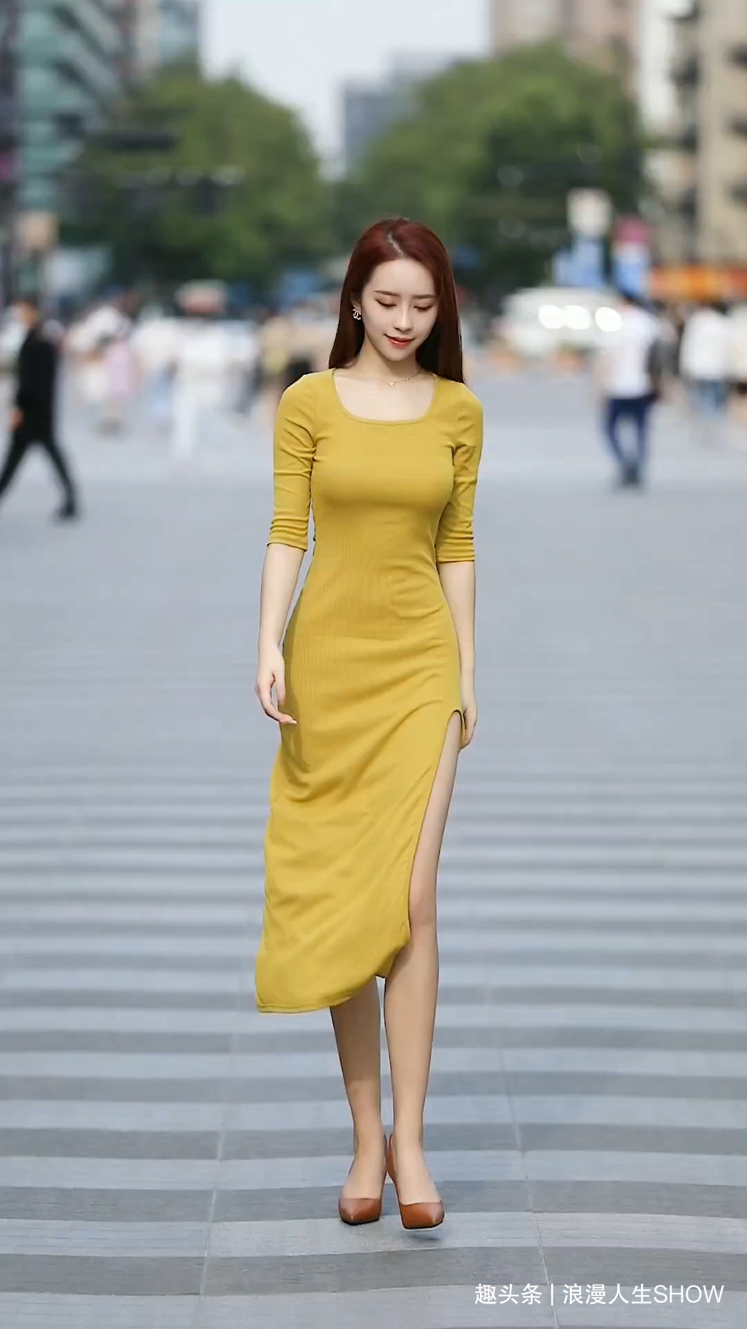 小饰品 姜黄色连衣裙搭配棕色平底鞋,简单优雅,魅力十足