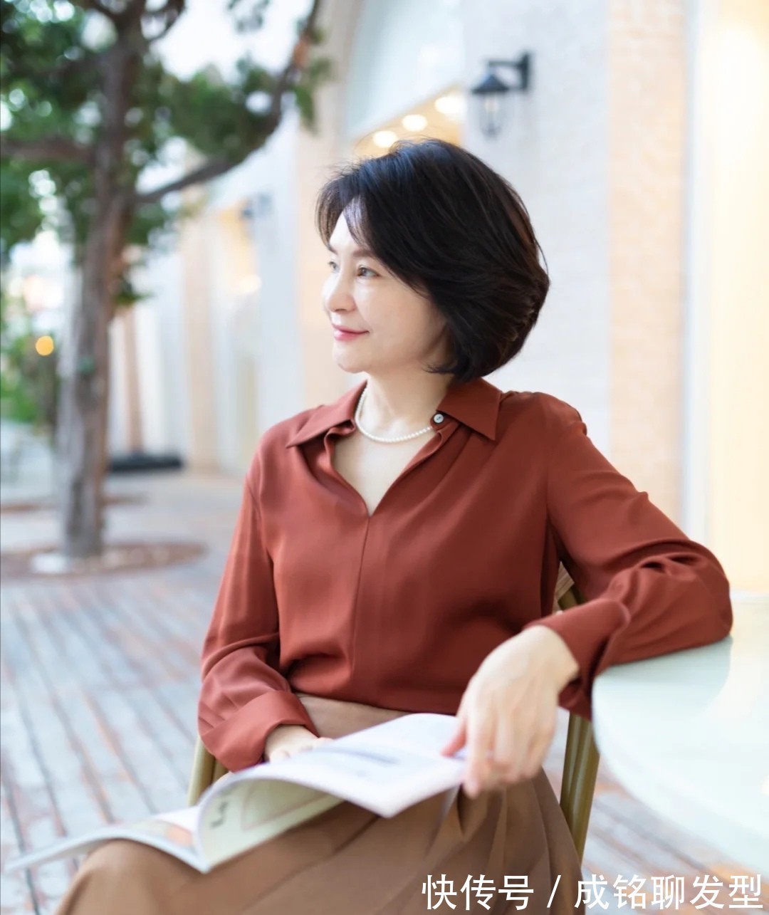 印花|奔六的女人会搭配更有魅力,学习她的减龄穿搭术,时尚优雅很高级