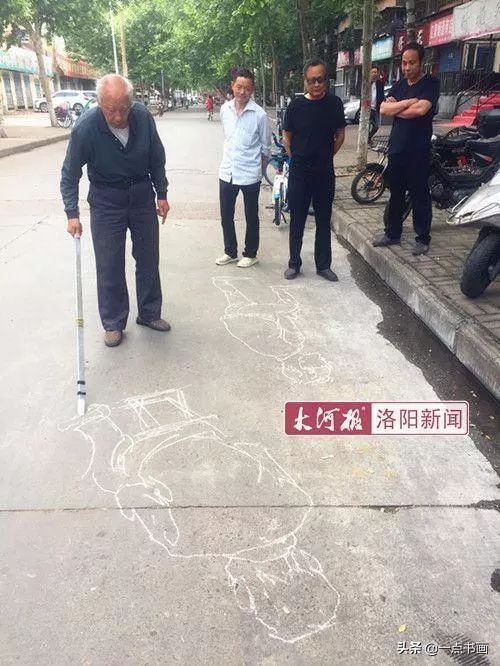 张凯丽&大爷街头画画18年，用地当纸，感动一座城