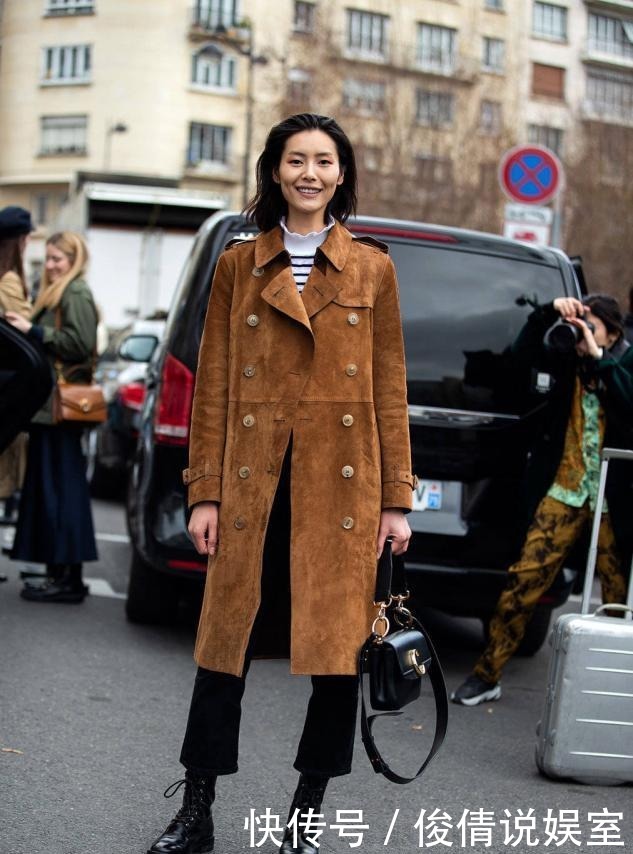 搭配黑色|又到了穿风衣的季节,只会搭牛仔裤?你怕是不知道这三种时髦搭配