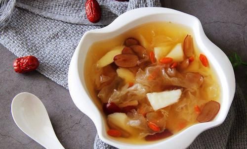 45歲阿姨少女臉，因為愛吃1物，滋潤皮膚，減少皺紋，越來越年輕