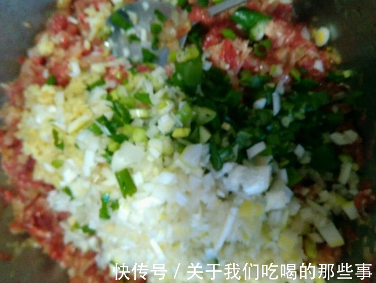 用羊肉包饺子，牢记“4加2不加”，鲜嫩多汁还不膻，咬一口满嘴香