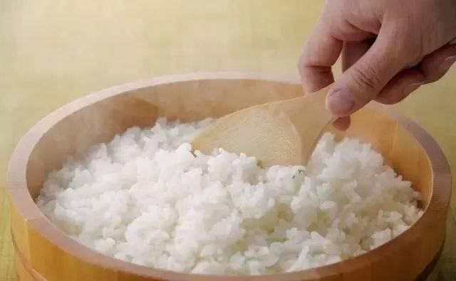 白米饭|蒸米饭别只加冷水，记牢这4个技巧，白米饭绵软芳香、颗颗明晰