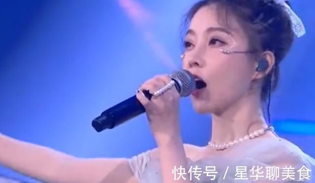 跨年|馮提莫變化有多大？?jī)膳_(tái)跨年晚會(huì)表演多次，觀眾從質(zhì)疑到認(rèn)可