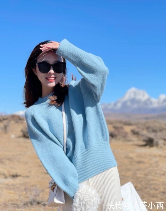 斜挎包 “针织衫”总是穿得平平无奇?建议你从颜色入手,轻松显白好几度