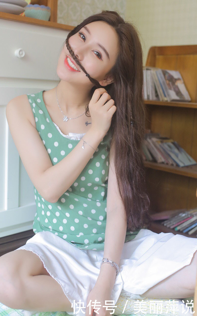 美女街拍性感美女波点衬衣白嫩大胆美女写真