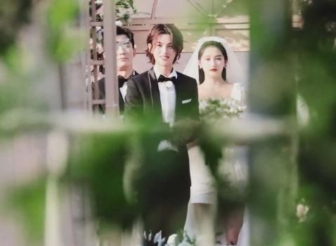 蔡徐坤|关晓彤穿平底鞋录节目，当她和184蔡徐坤同框，谁的身高在说谎