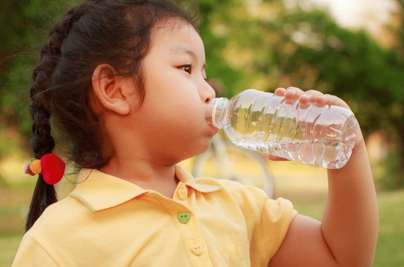 打嗝的时|打嗝停不下来怎么办还在用憋气的方吗去喝口水吧!