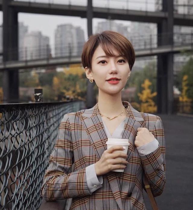 烫发|四五十岁的女人,留短不留长,试下面的造型显气质又好看