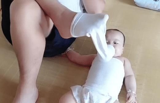 袜子|“爸爸带娃,只要活着就好”,奶爸臭袜子用处多,花式喂娃火了