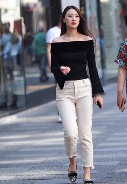 尖头 美女脚上搭配一双条纹式的尖头高跟鞋,带着一种经典又复古的浪漫