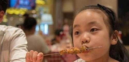 零食|从小就不许孩子吃零食,长大以后逃不过2种结局,家长说得很对