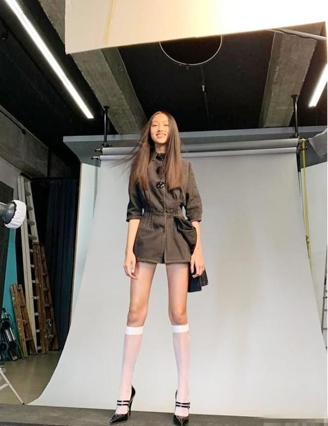 腿任达华女儿身高180,腿长110公分,比例