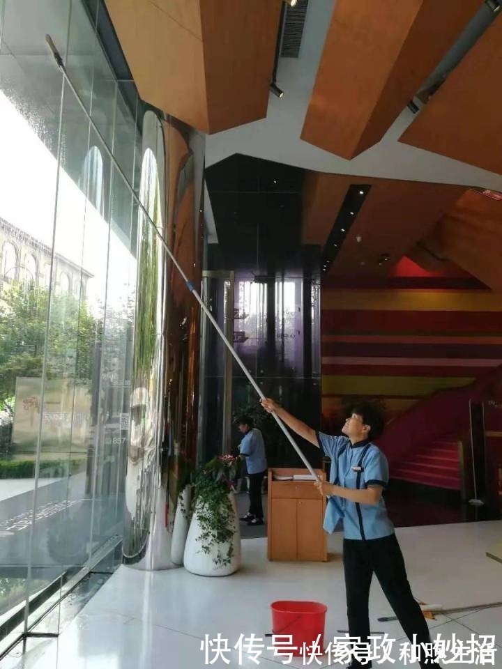 行业资讯|擦玻璃的两种专业性方法,你也做得到!