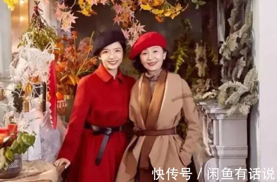 时髦|冬天穿“红色”更时髦,学三木母女这样搭,不扮嫩不显老更有气质