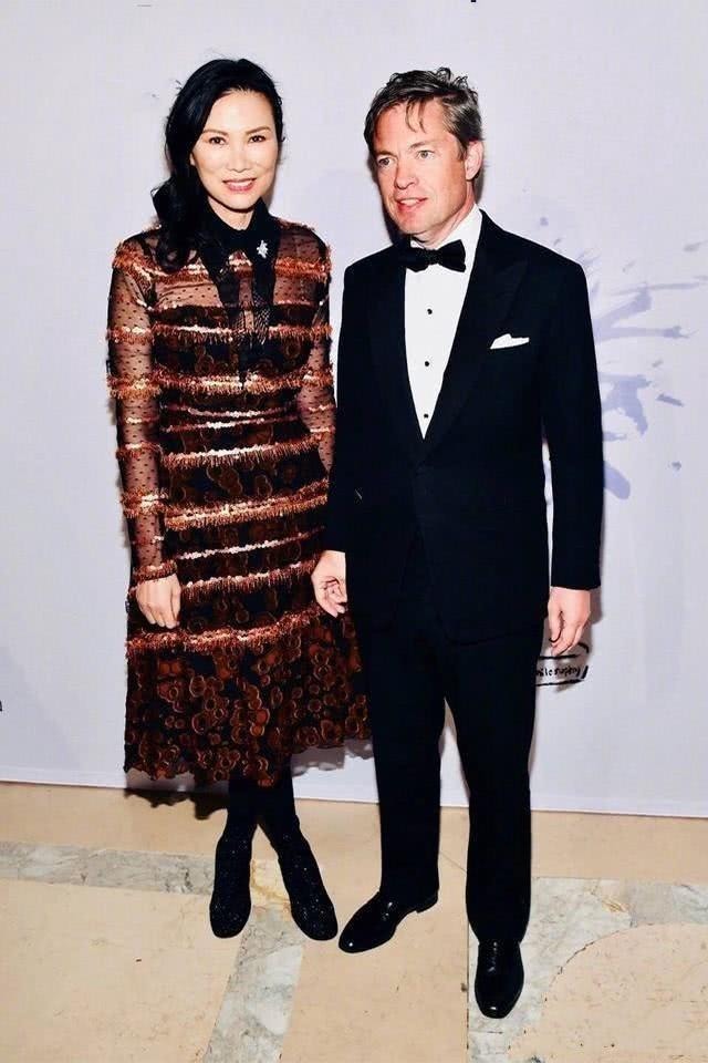 亮色系|邓文迪才是阿姨辈中顶流！ 穿着一袭拼接印花连衣裙，高级优雅