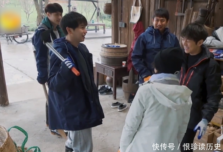 《向往5》嘉宾拍合照,本以为张艺兴主动让C位,原来只是个误会