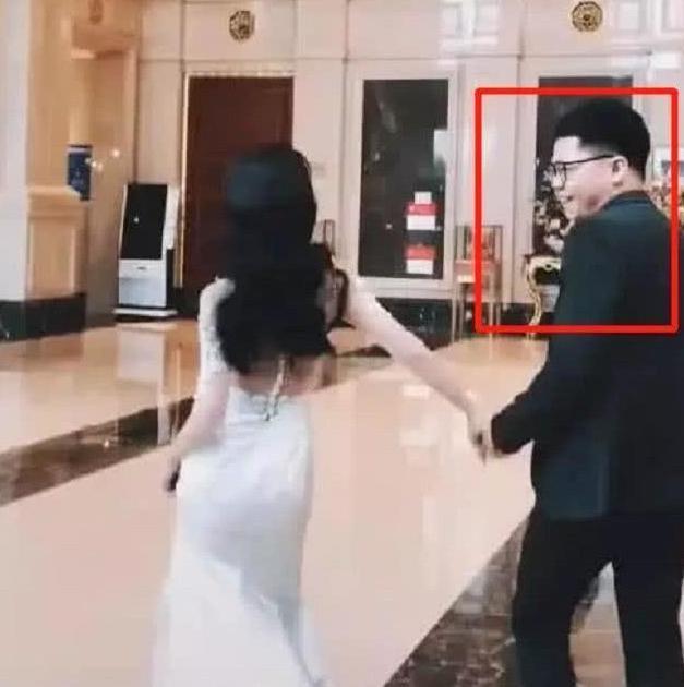 搞笑段子|“蝴蝶臀”新娘走红,看到新郎长相,网友:又一朵鲜花插在牛粪上