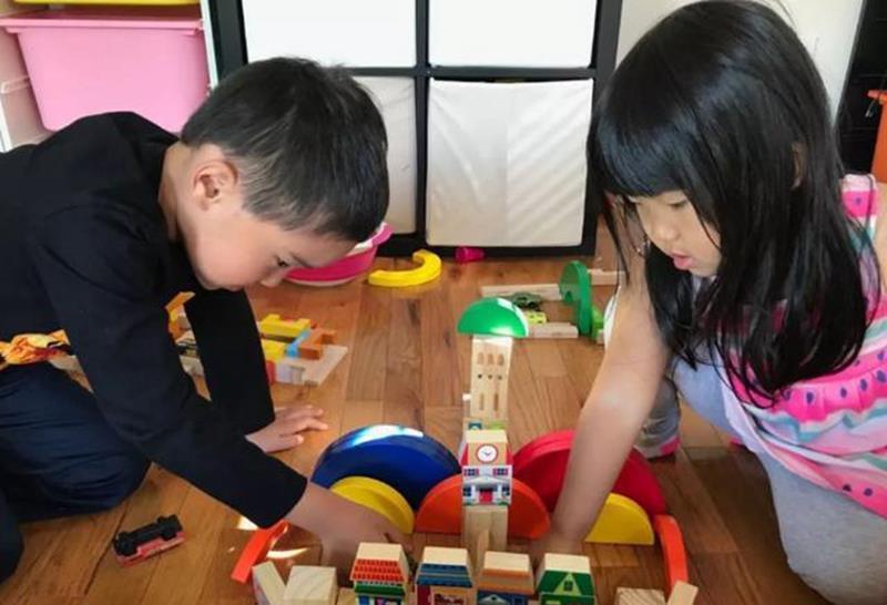 爸爸妈妈|“二郎腿姐姐”走红,网友开玩笑:弟弟原是少爷命却成了“仆人”