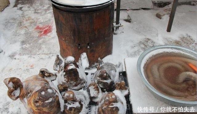 东北菜市场|大雪后东北农村菜市场,小贩冒雪去叫卖,猪血论盆卖