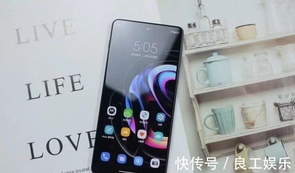 摩托罗拉|2000多元5G手机别乱买,这4款物超所值,总有一款合适你的!