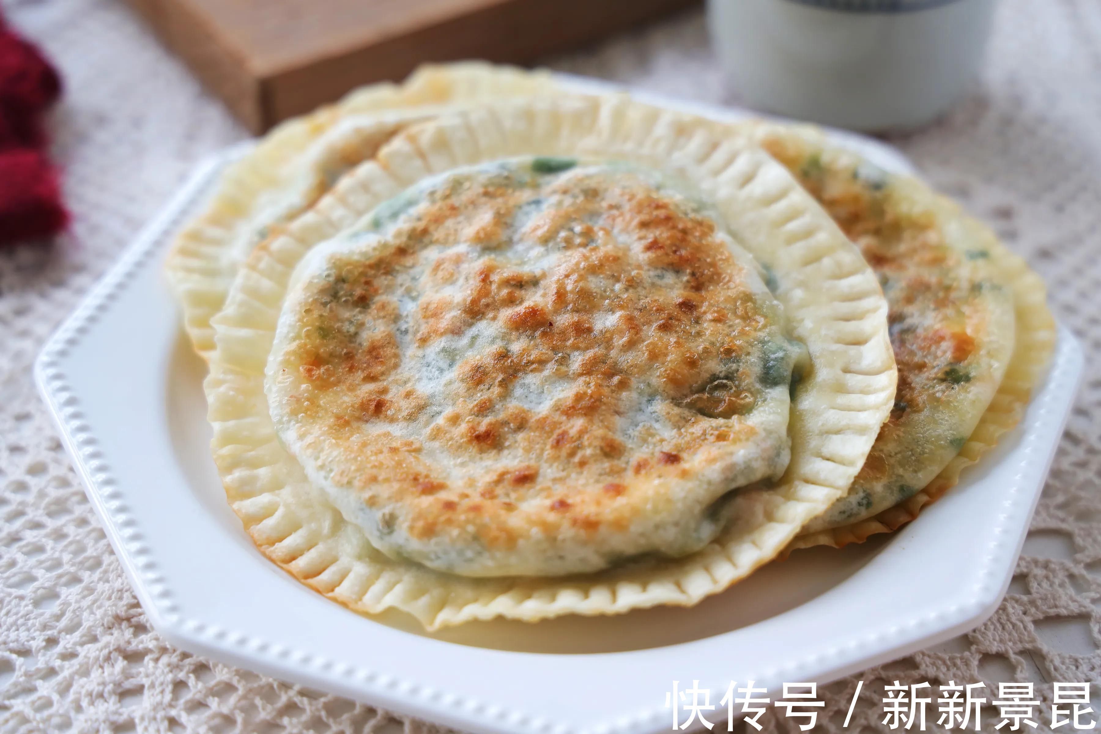 新手|韭菜盒子新做法，不和面不揉面，皮薄馅大，特别适合新手和懒人！