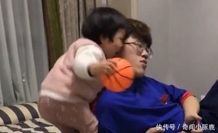 二胎|哥哥正在看电视,妹妹趁着不注意偷亲一口,果然二胎开放没毛病