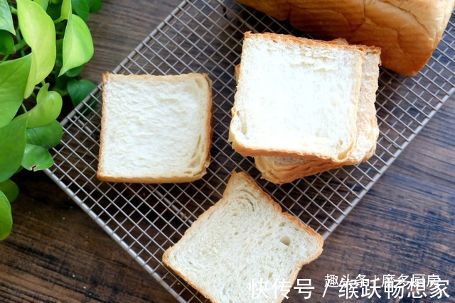 这个面包配方好,牛奶、黄油、鸡蛋全不放,一次发酵,香软又健康