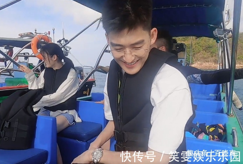 紳士不是裝的！張翰和吳宣儀開(kāi)越野車，翰哥雙手放的位置引熱議