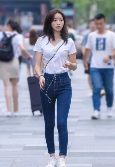 身材 T恤搭配牛仔裤,美丽的身材脱颖而出,展现出十足的魅力