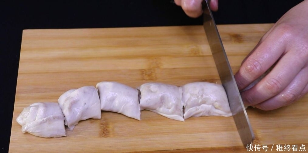 这是椒盐酥饼的做法,咸香可口,外皮超酥,轻轻一碰就掉渣