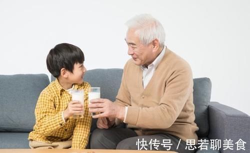 乳糖|睡前多久喝牛奶比较好？小孩晚上睡觉前喝牛奶好吗？